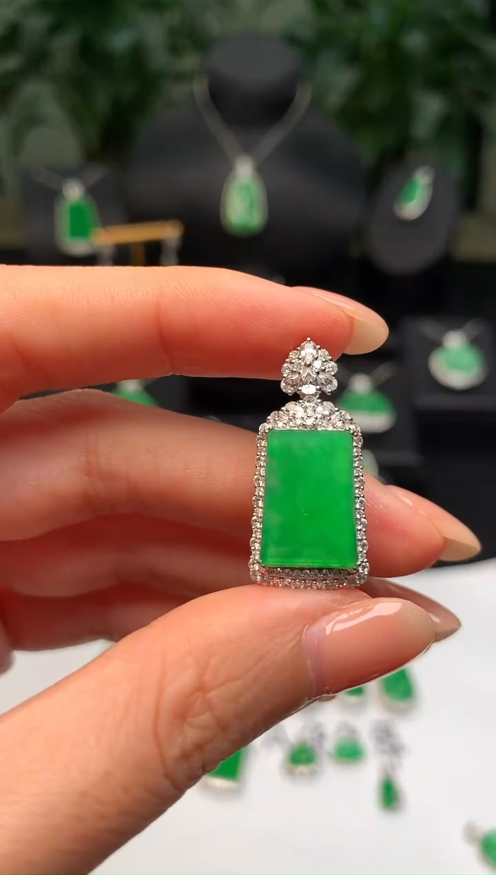 颈饰18K金镶嵌翡翠M****?无事牌