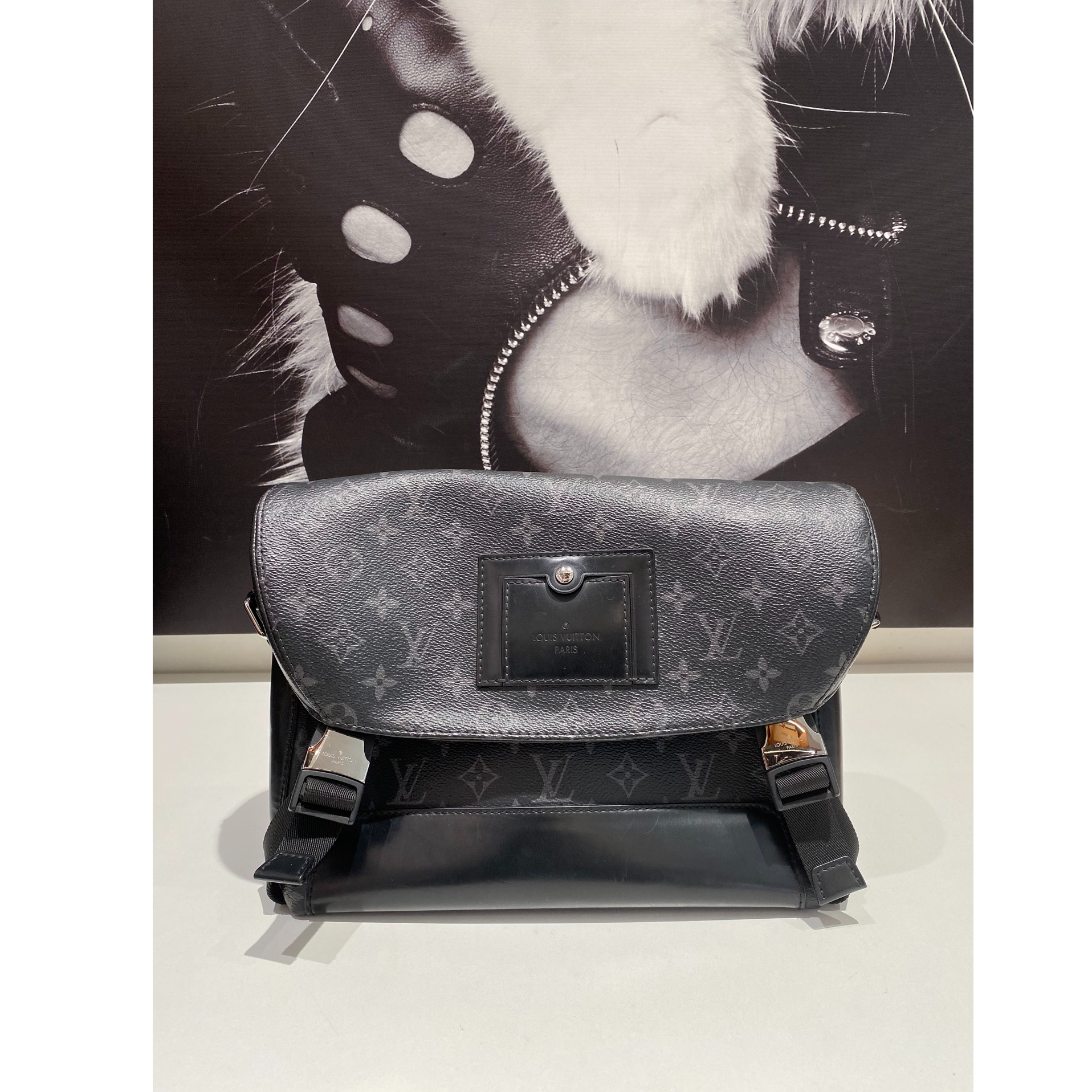 99新 LouisVuitton/路易威登 黑武士邮差包 8130