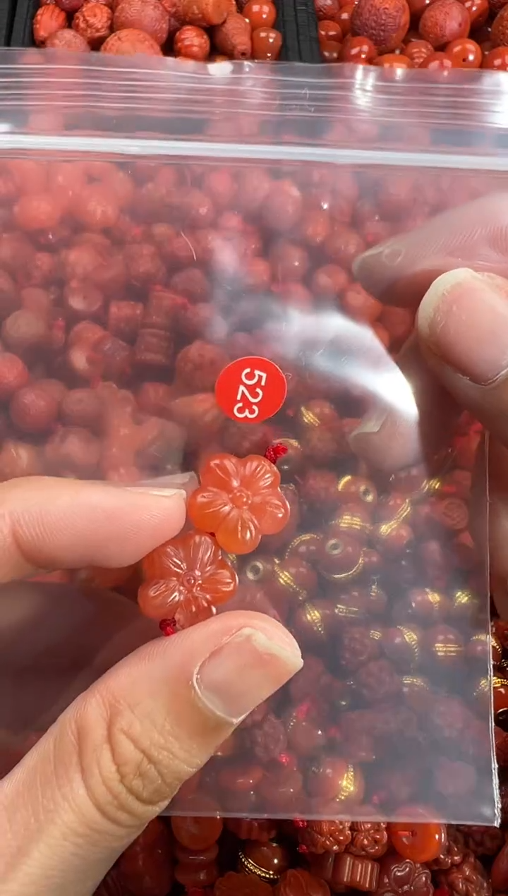 南红玛瑙未镶嵌颈饰1