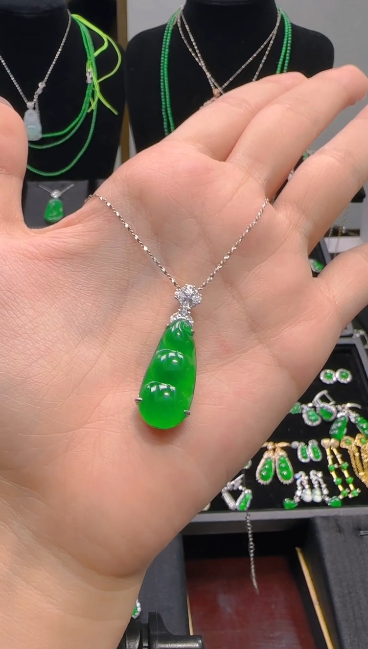 颈饰银S925镶嵌翡翠豆子吊坠