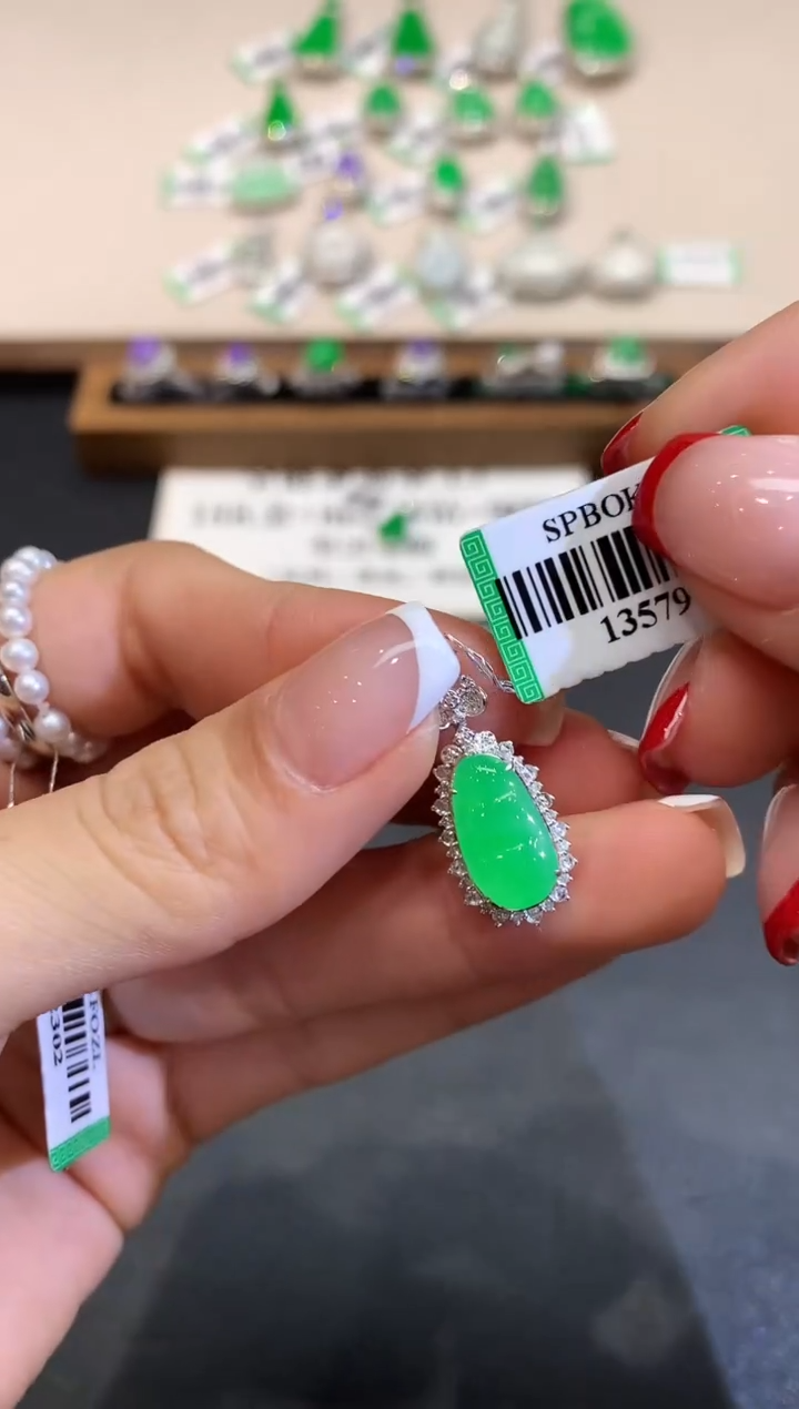 翡翠18K金镶嵌吊坠(不含链)XY13579多样性发其一