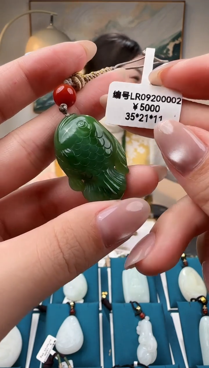 颈饰未镶嵌和田玉吊坠 LR 