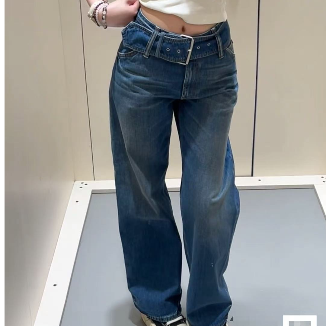 深蓝色腰带牛仔裤