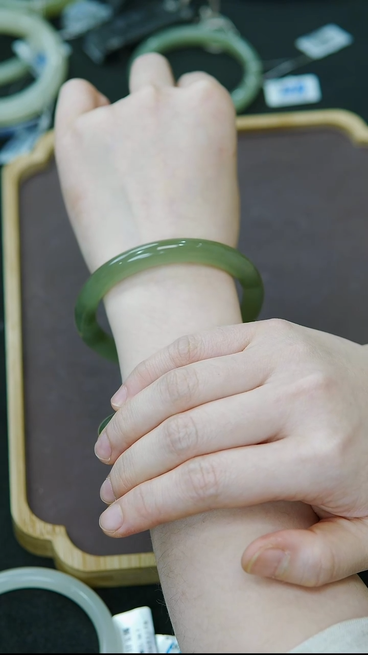 未镶嵌手镯和田玉?56圈口高冰湖水绿