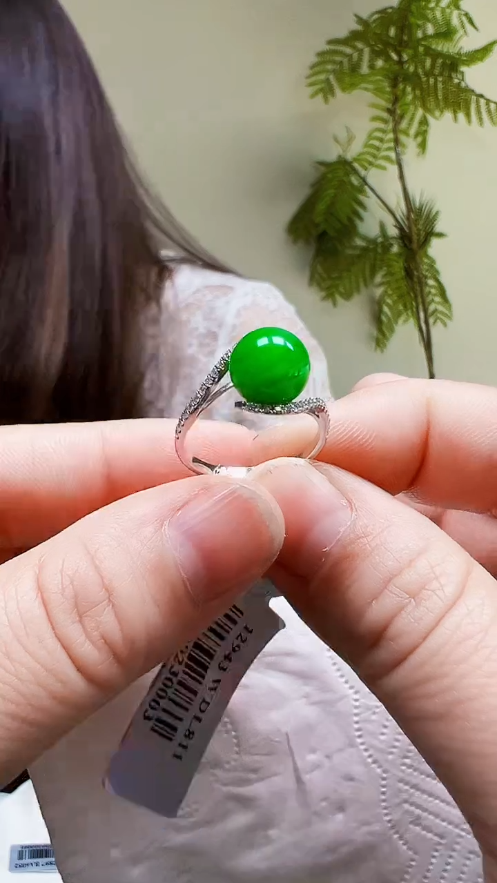 颈饰18K金镶嵌翡翠戒指