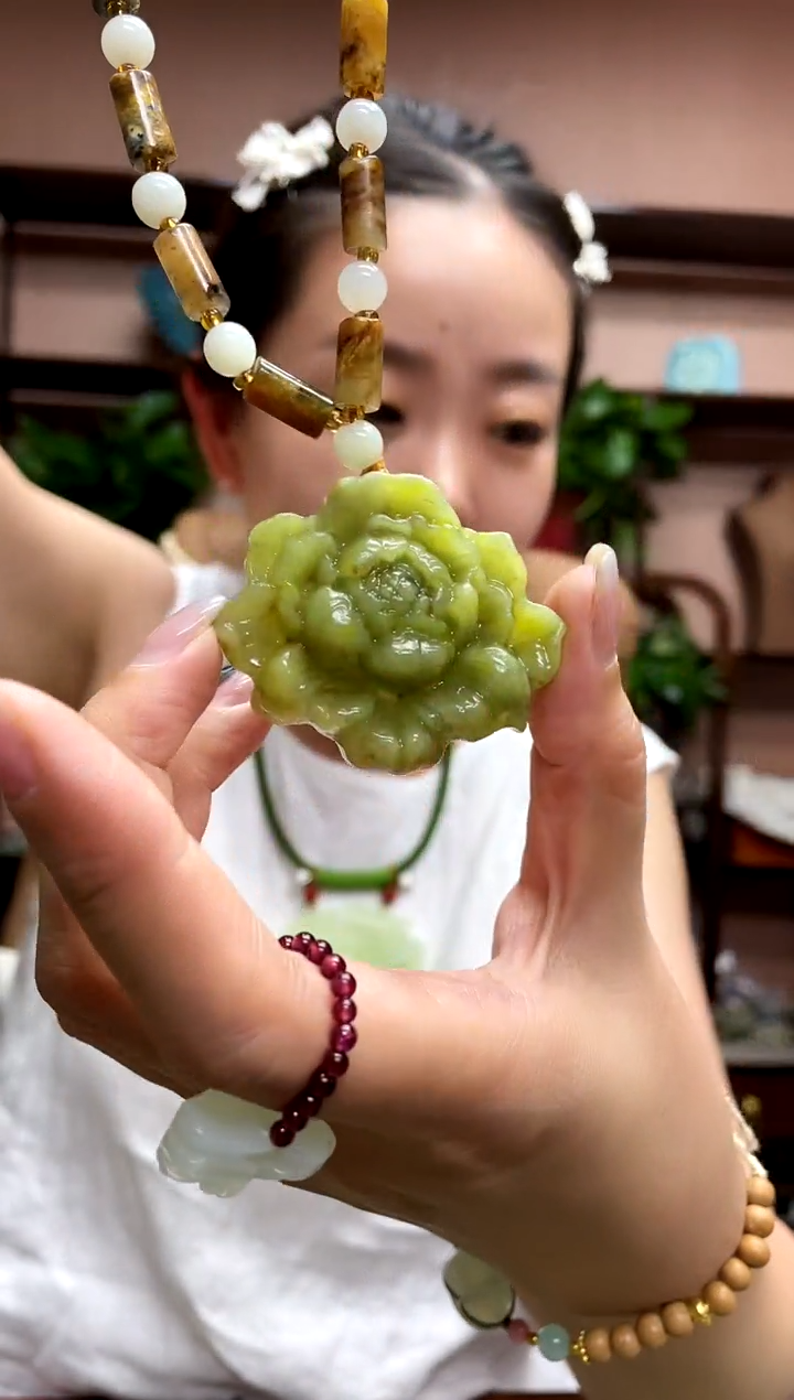 岫玉未镶嵌吊坠·