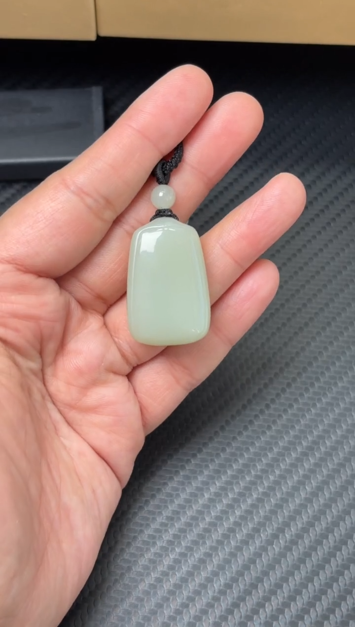 吊坠(赠链)未镶嵌和田玉且末近矿微色差吊坠jm