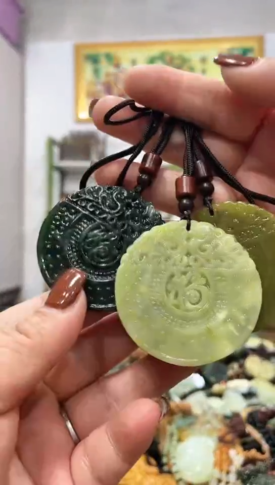 未镶嵌蛇纹石玉吊坠多样性发货发其中一件