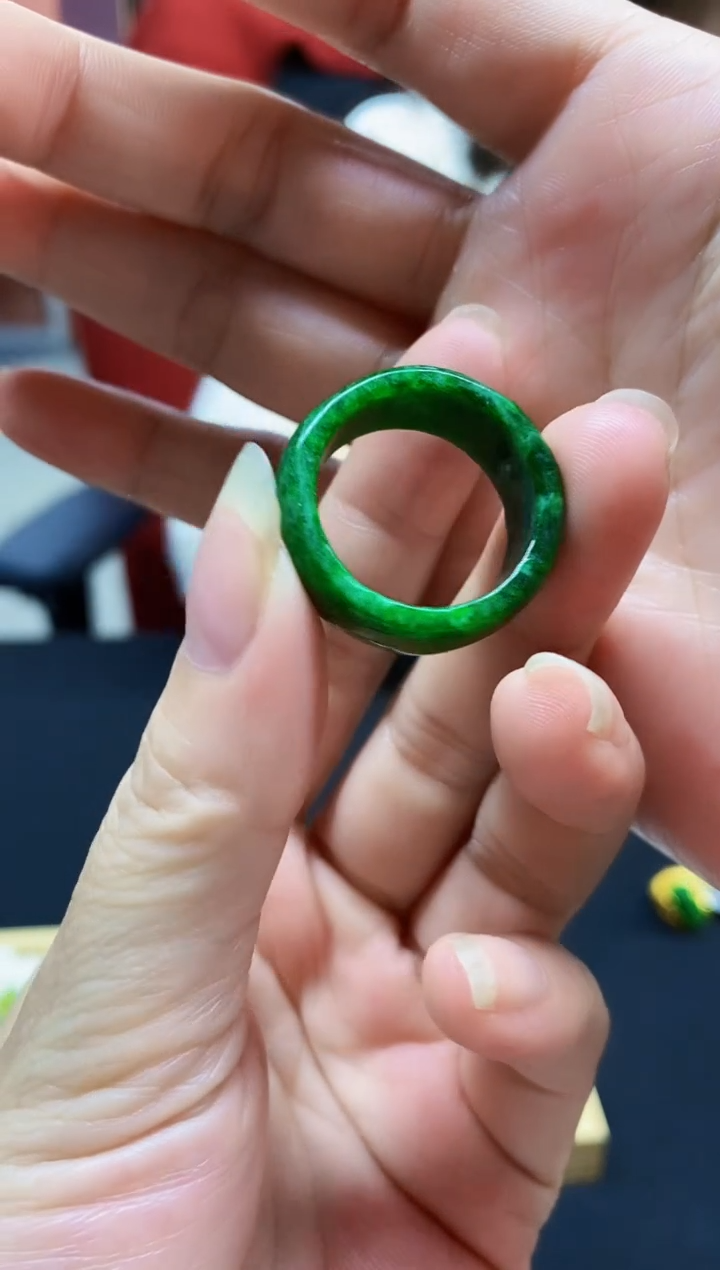 颈饰未镶嵌翡翠戒圈