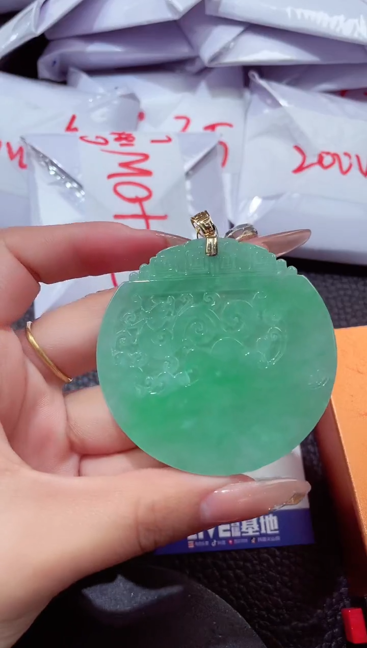 颈饰18K金镶嵌翡翠00000212