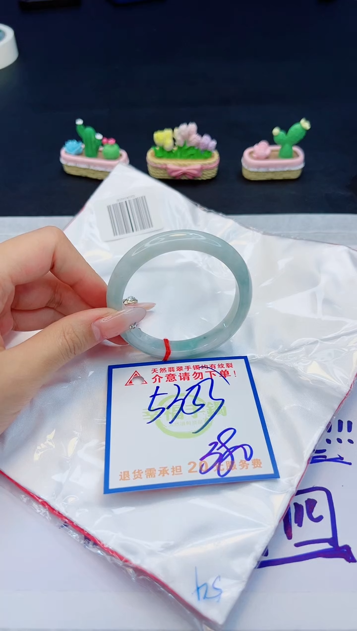【闪购商品】翡翠手镯未镶嵌，质检证书图片色彩偏黑白