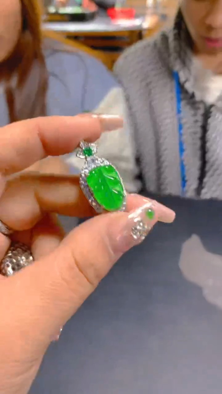 【闪购商品】翡翠吊坠(赠链)未镶嵌0498190547多样性发其一