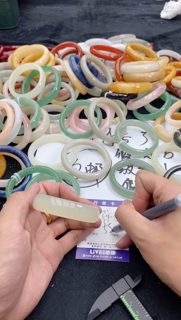 【闪购商品】石英质玉手镯未镶嵌80