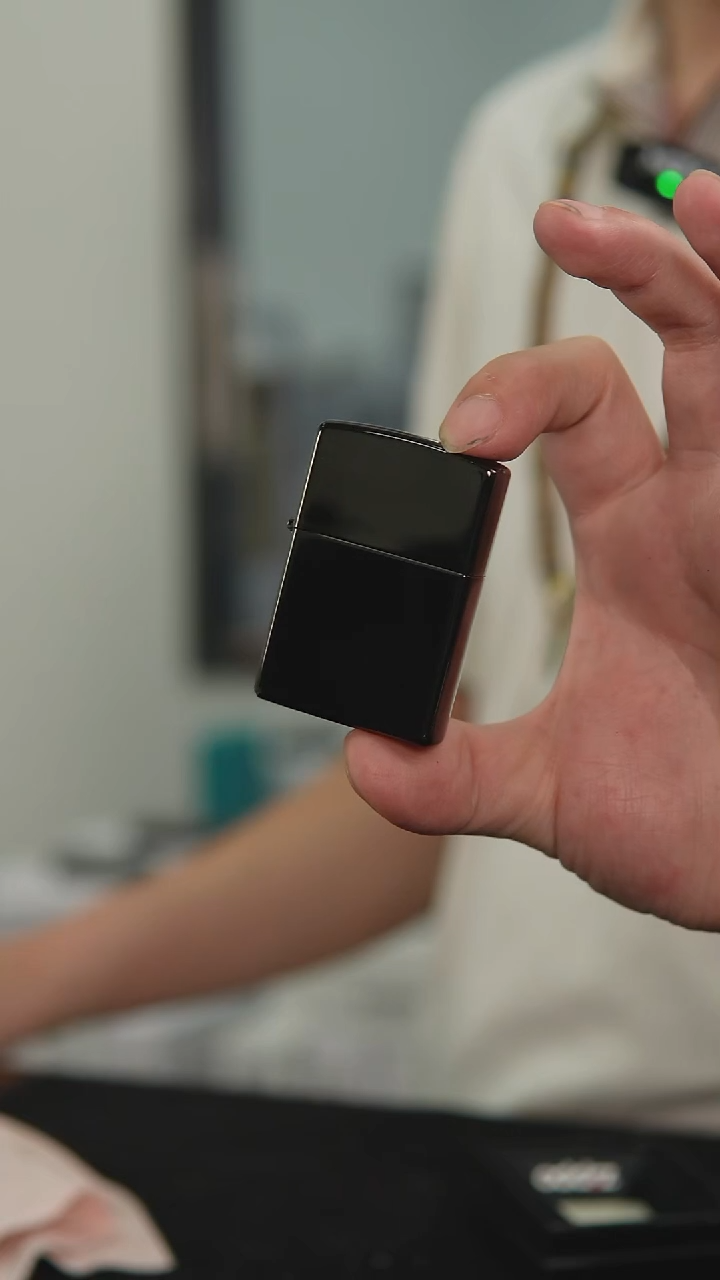 zippo的黑冰光板的打火机