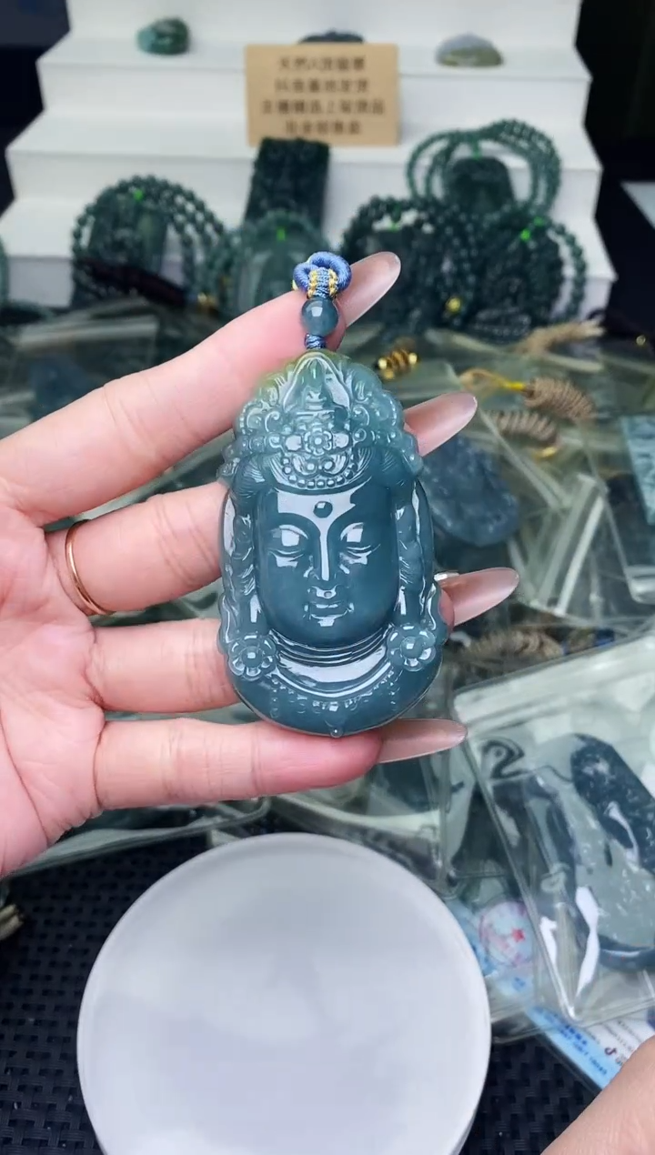 颈饰未镶嵌翡翠 