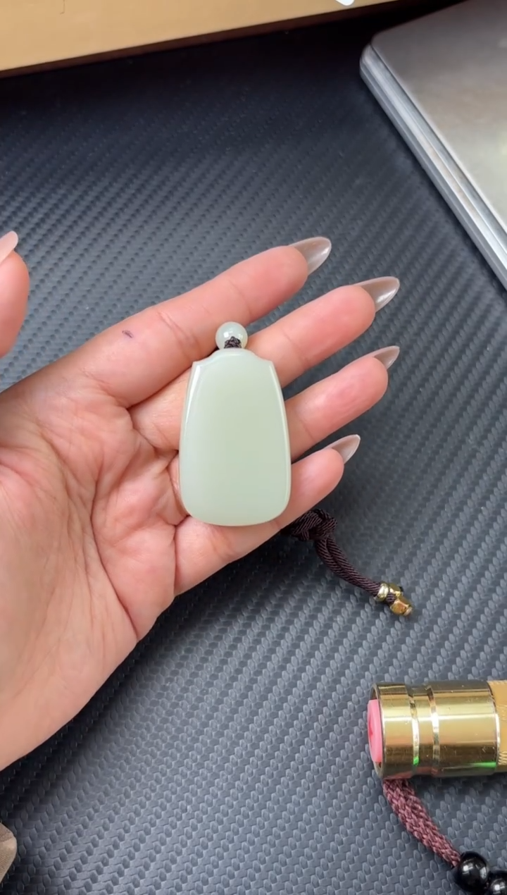 吊坠(赠链)未镶嵌和田玉且末迪克兰一细微色差吊坠