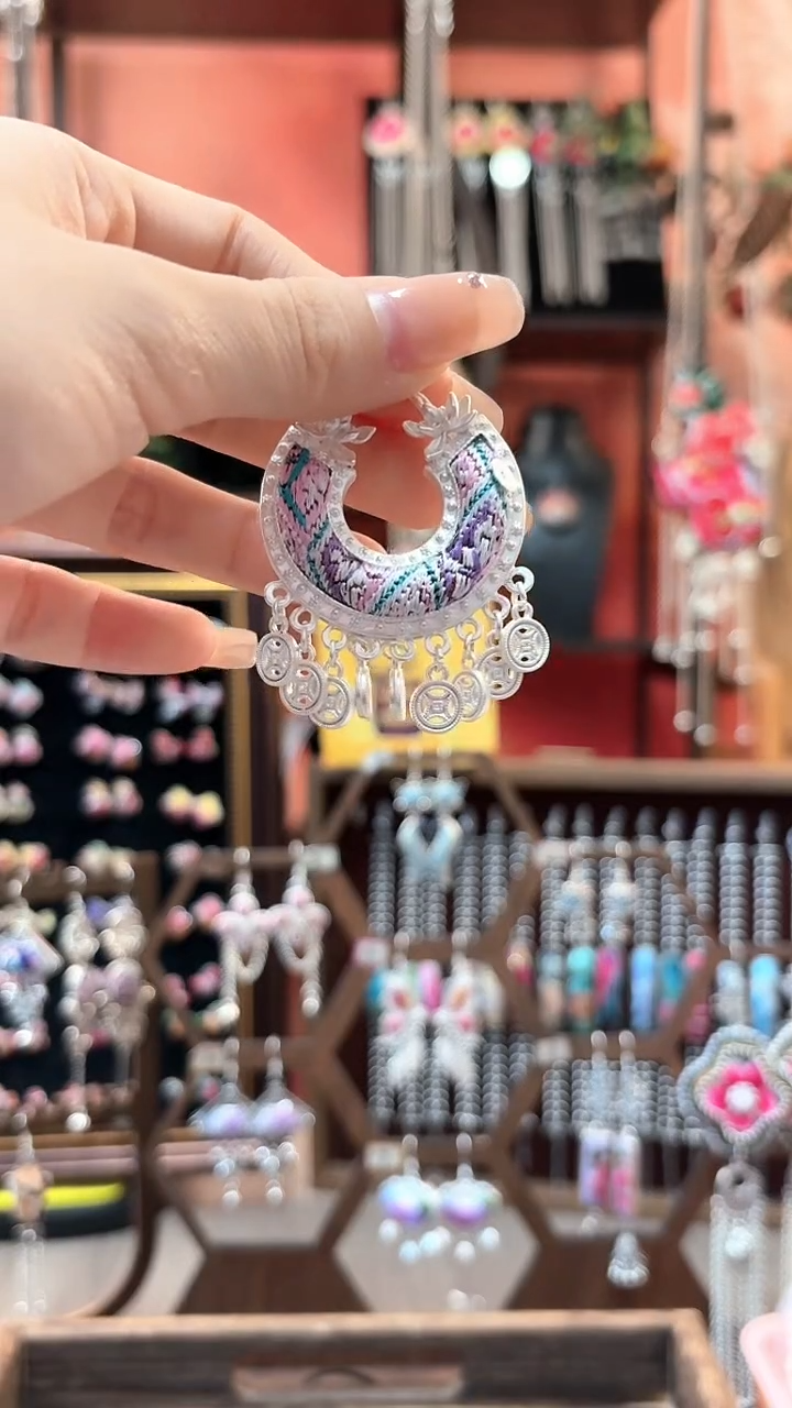 织绣云织谣民族风精美饰品 182