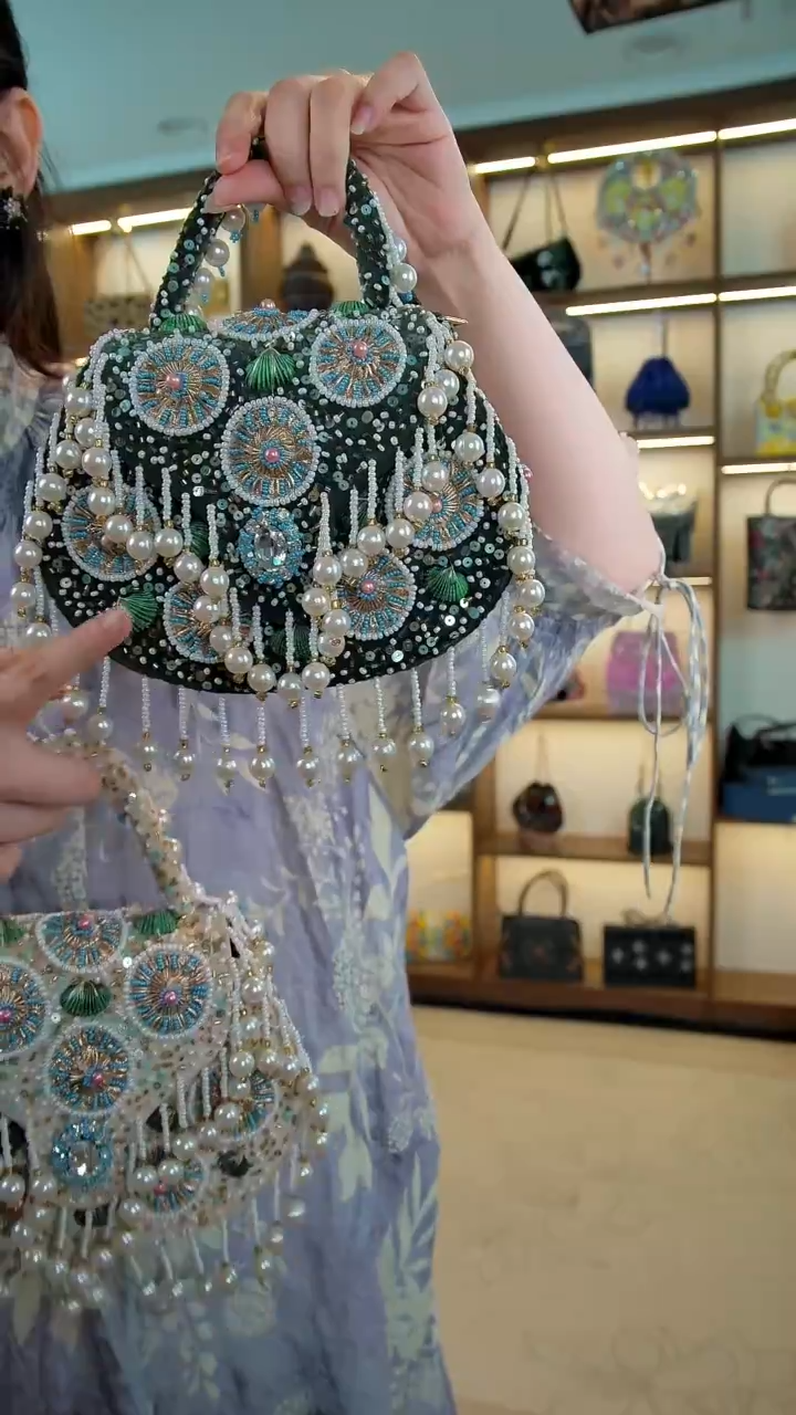 织绣百格汇手工串珠包