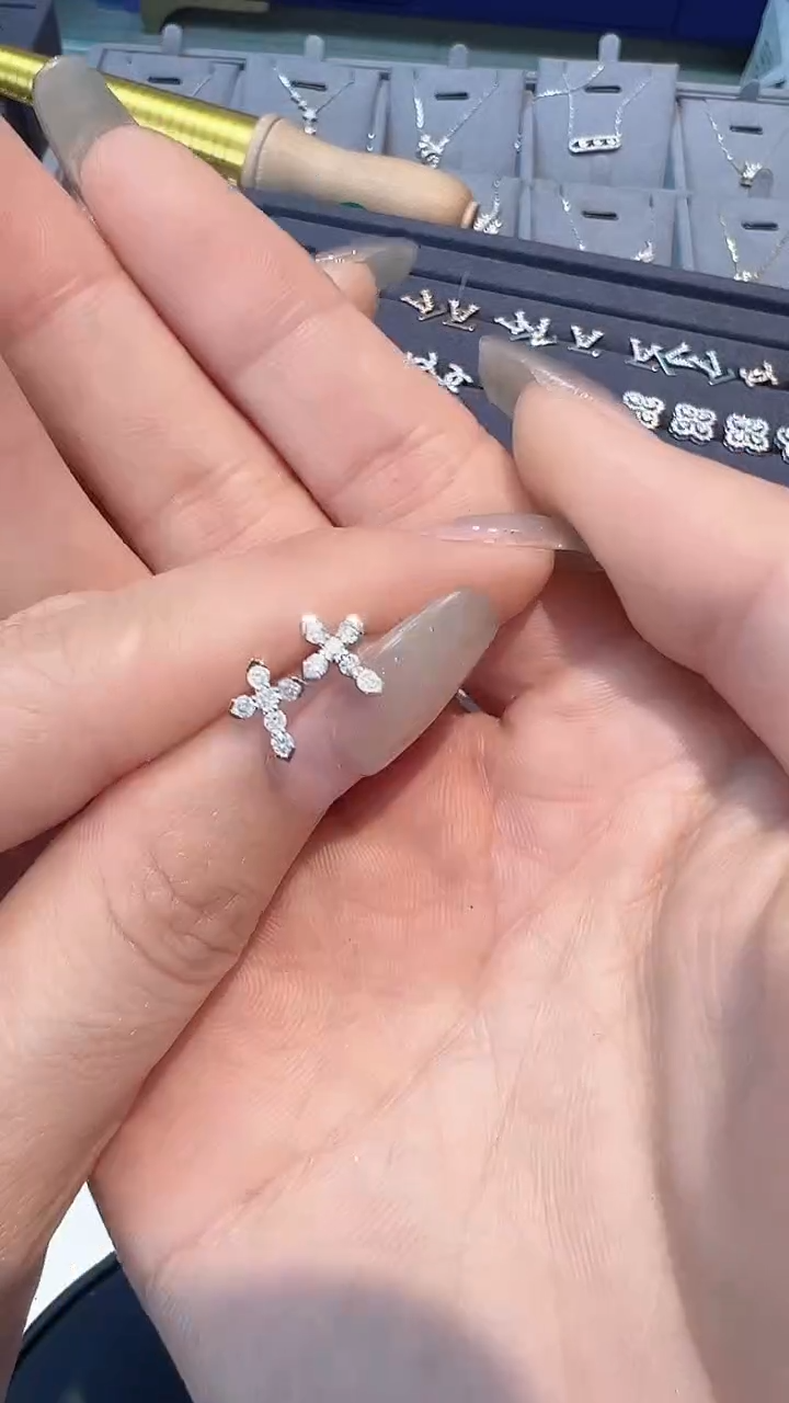 【闪购商品】钻石耳饰18K金镶嵌耳钉