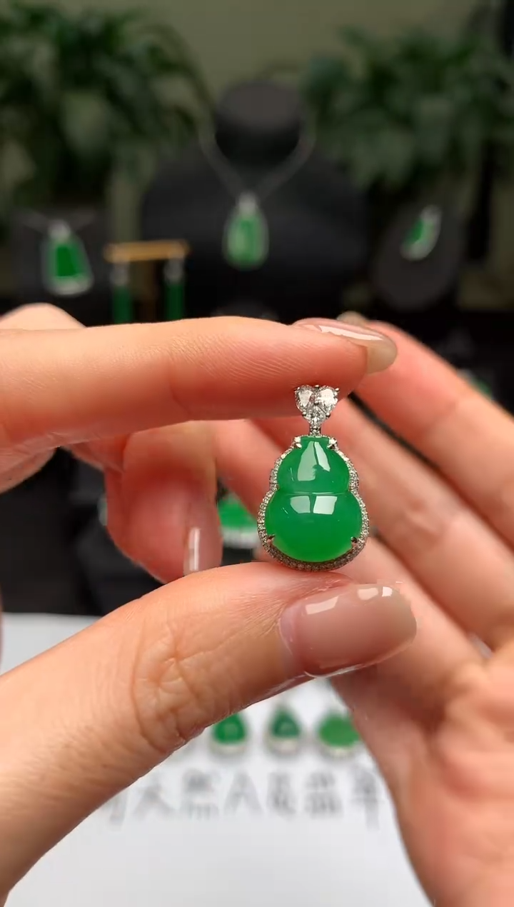 颈饰18K金镶嵌翡翠葫芦