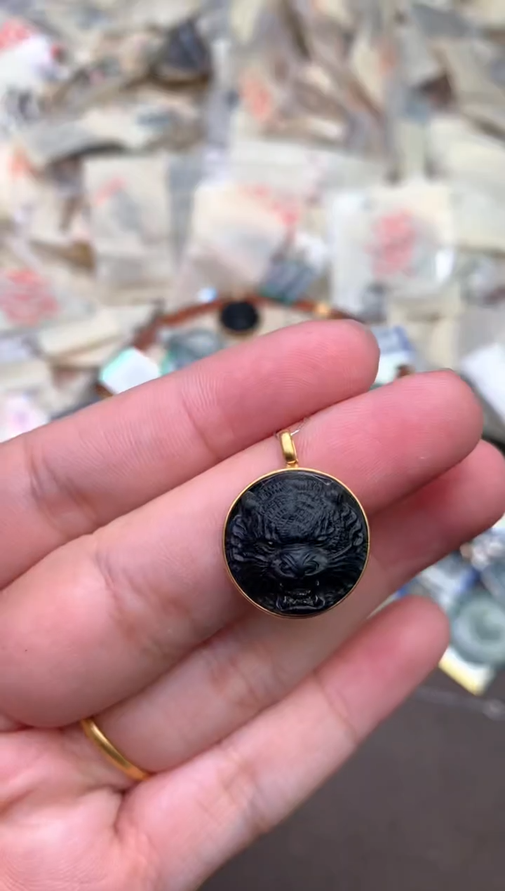 18K金镶嵌挂件翡翠   —