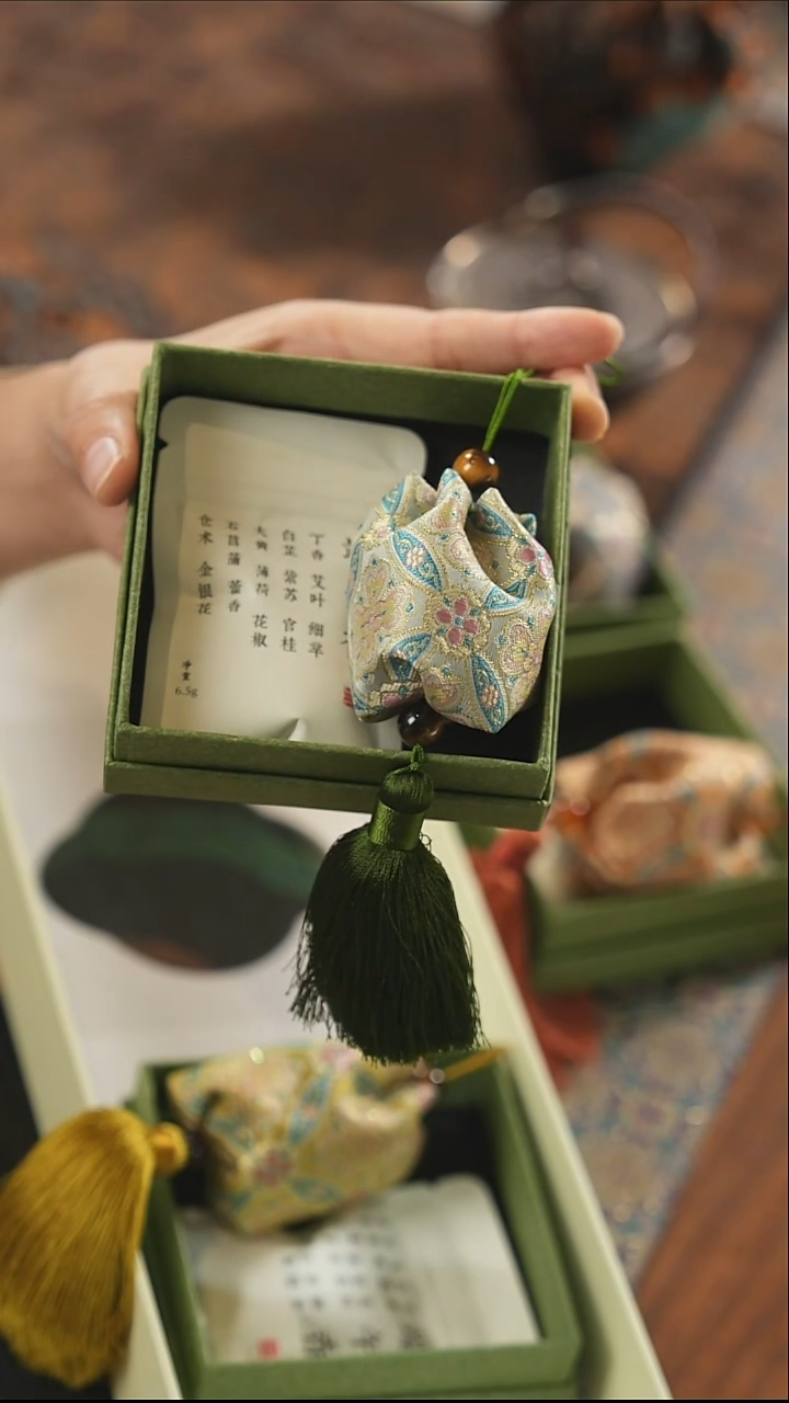 蓝色香囊···········