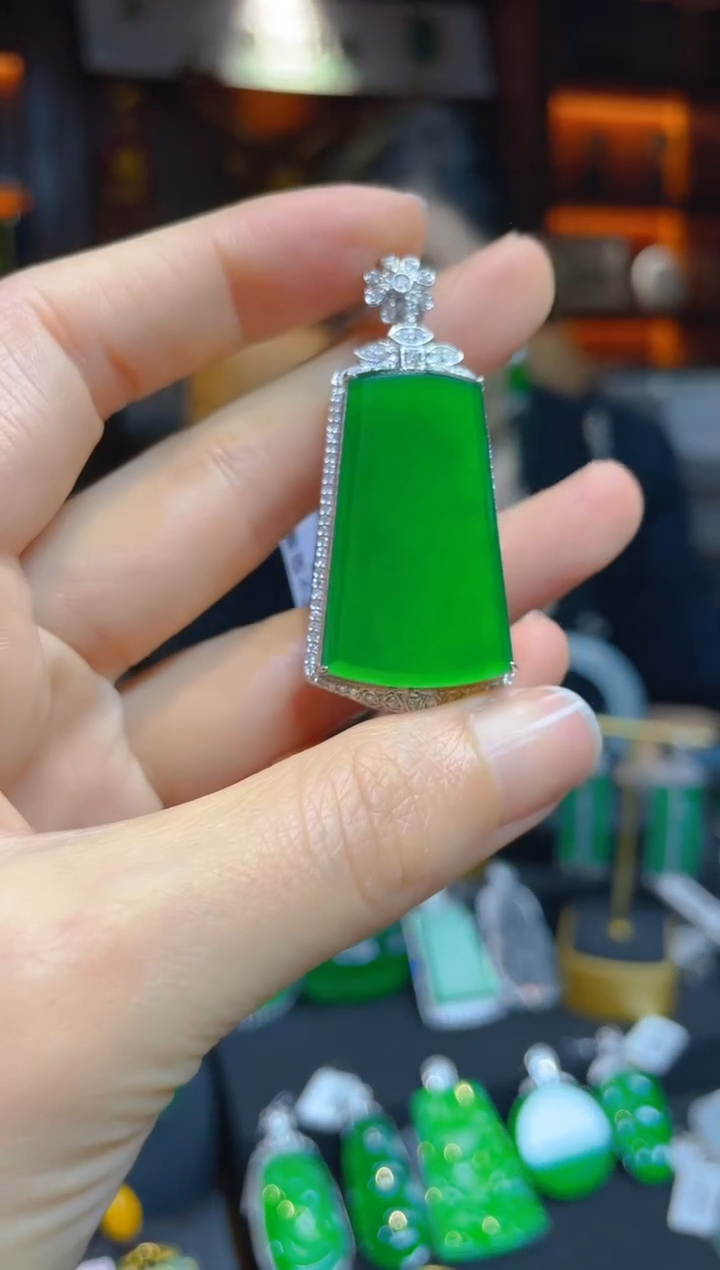 【闪购商品】翡翠颈饰18K金镶嵌117191天然A货翡翠无事牌