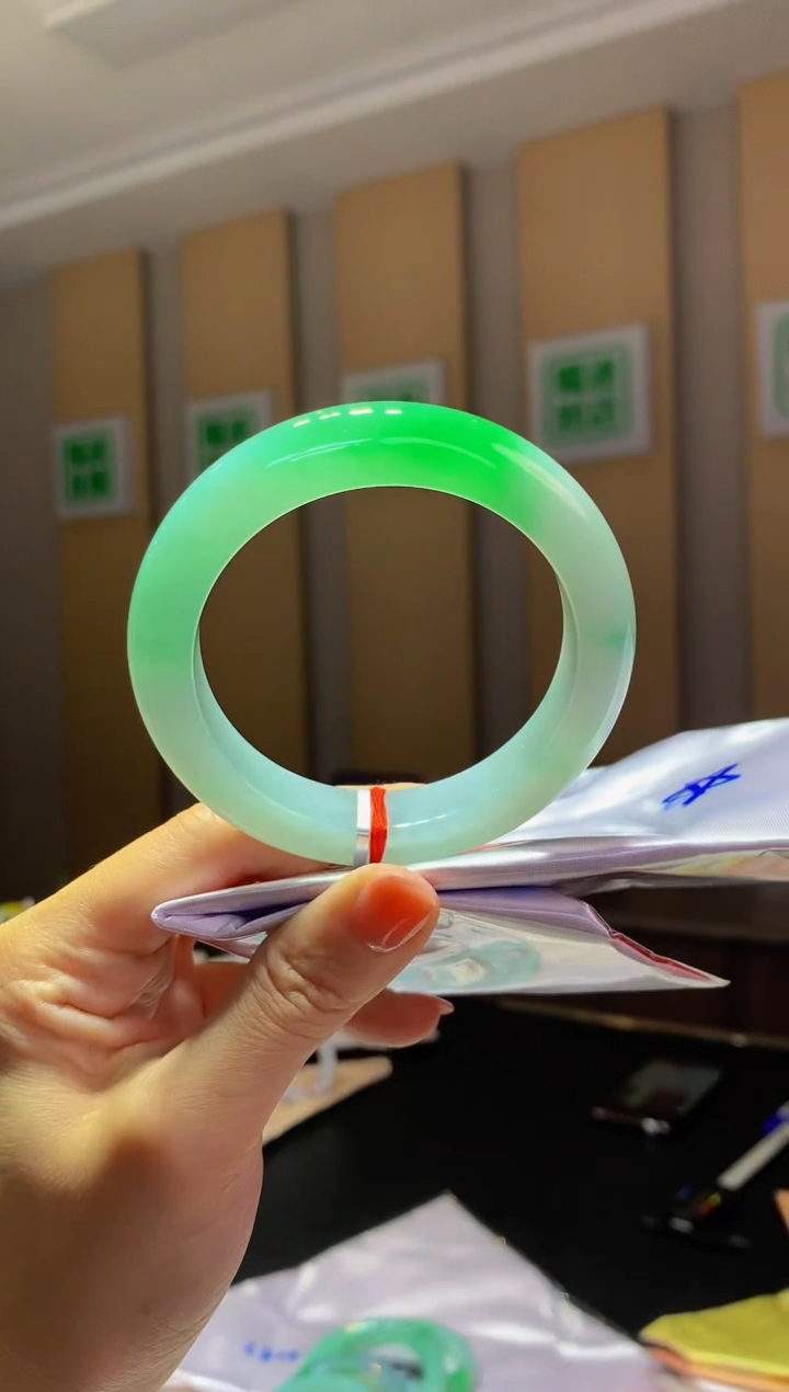 未镶嵌手镯翡翠-C236 圈口57.1 全款23.5万 定金2万