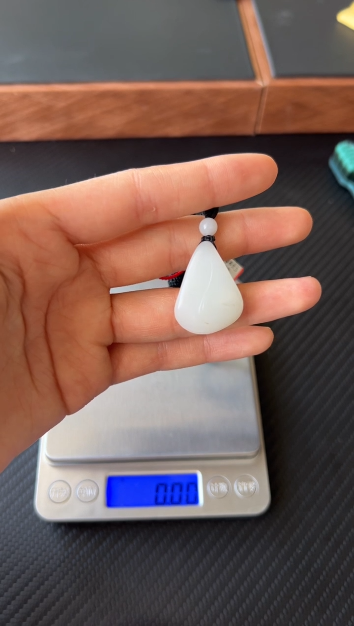 【闪购商品】和田玉吊坠(赠链)未镶嵌且末微色差米达