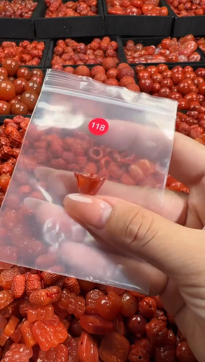 南红玛瑙未镶嵌颈饰1