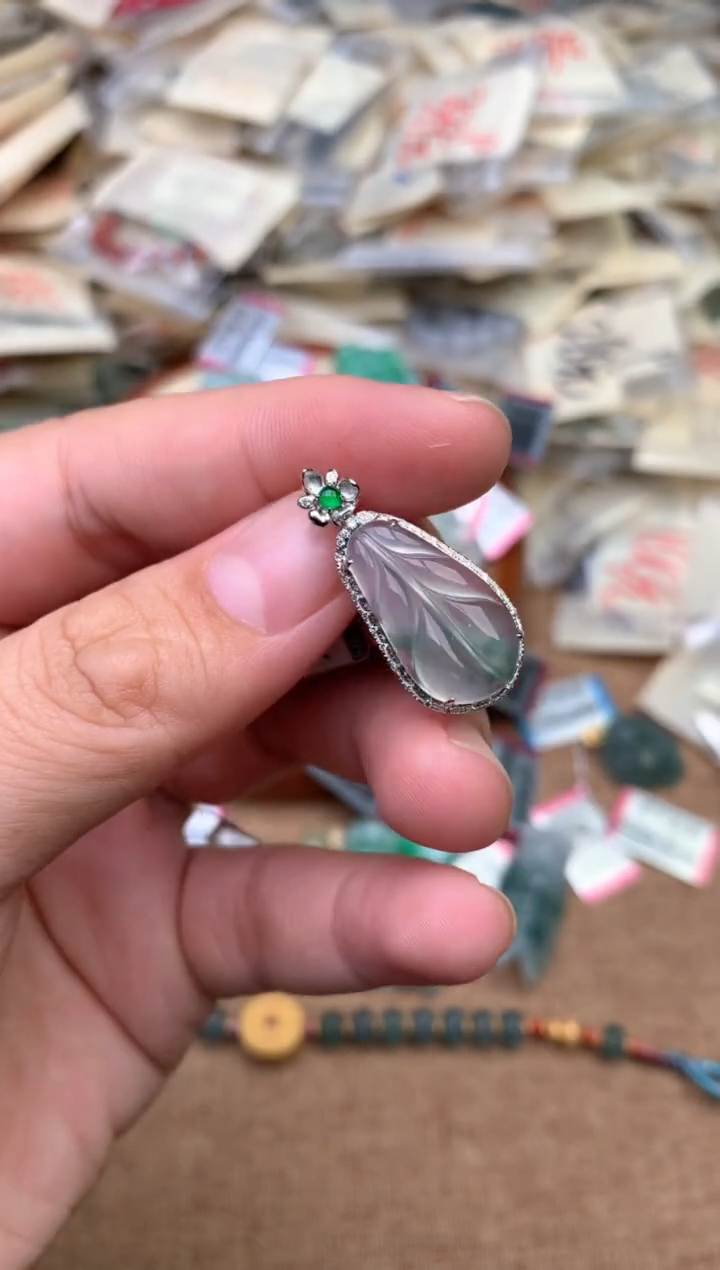 18K金镶嵌挂件翡翠一