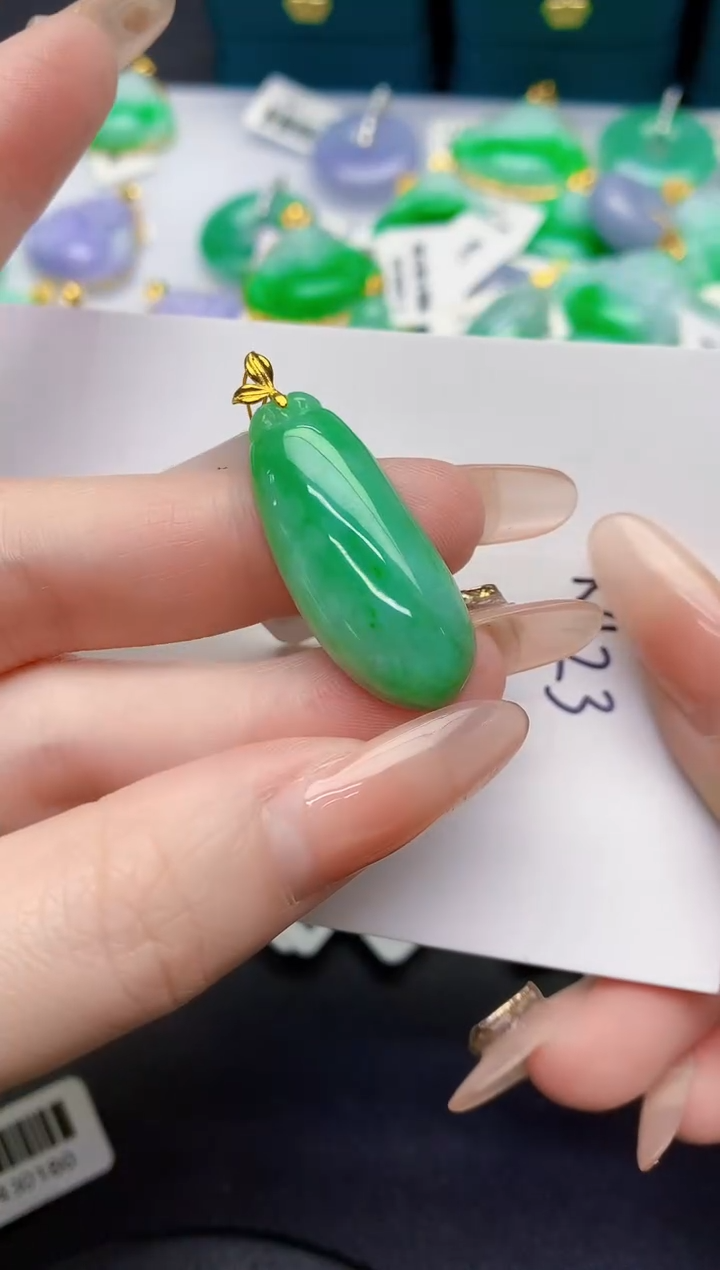 颈饰18K金镶嵌翡翠缅甸天然翡翠A货