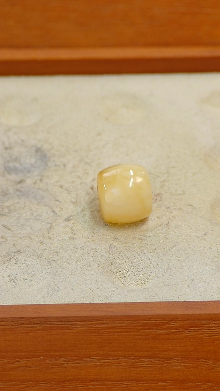 【闪购商品】蜜蜡裸石未镶嵌俄料微瑕12.1*10.4M1.075克