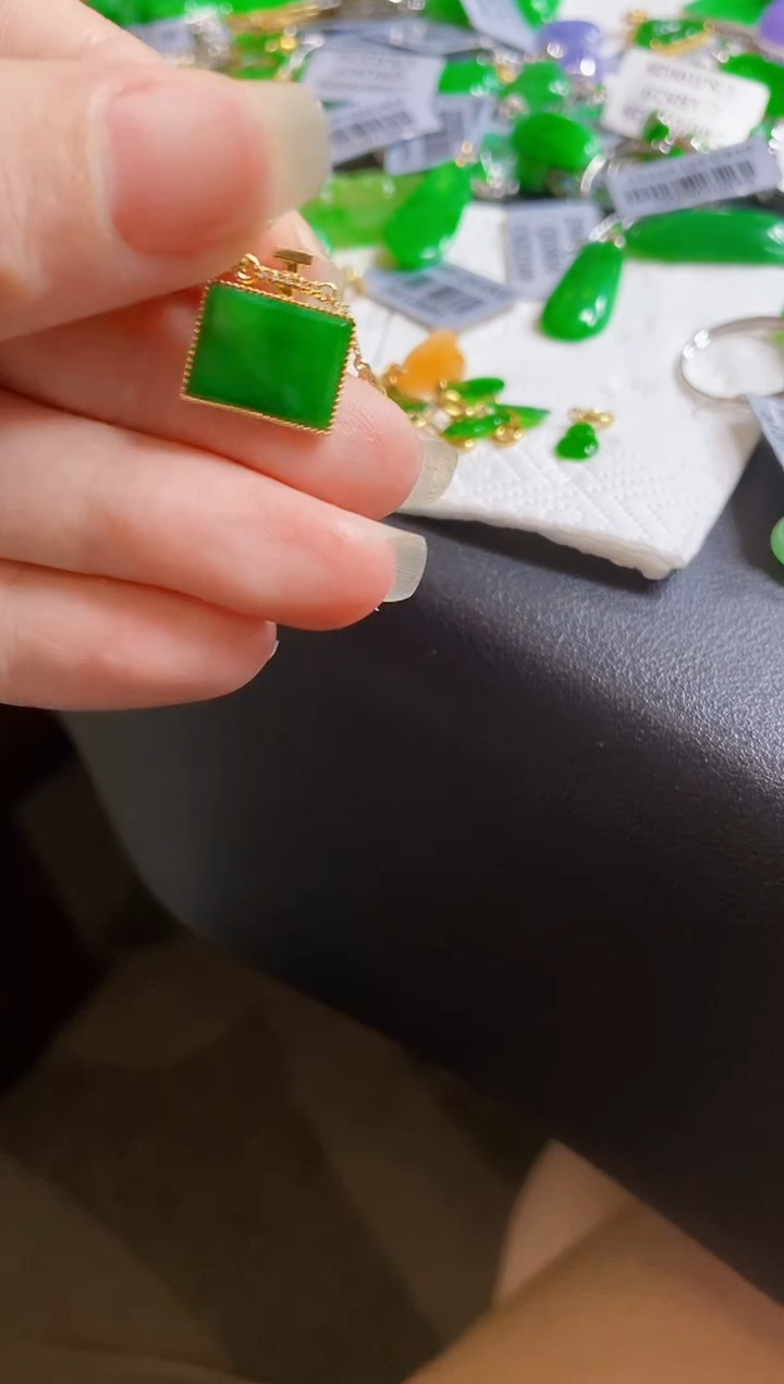 翡翠18K金镶嵌颈饰吊坠