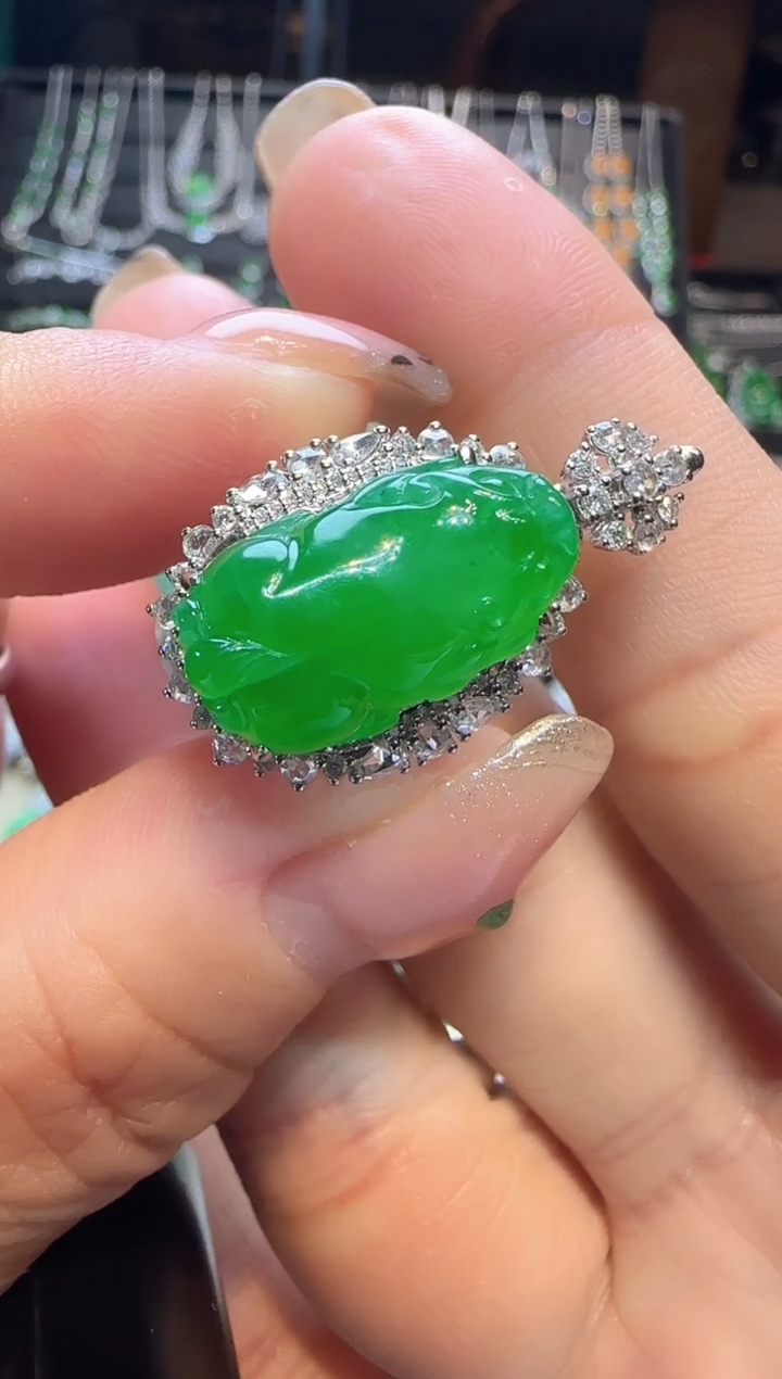 【闪购商品】翡翠颈饰18K金镶嵌貔貅