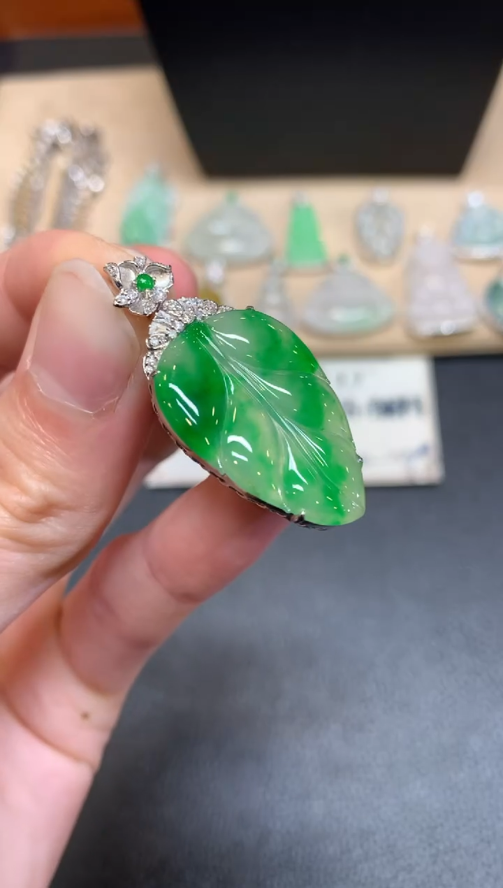 【闪购商品】翡翠颈饰18K金镶嵌叶子【无服务费】