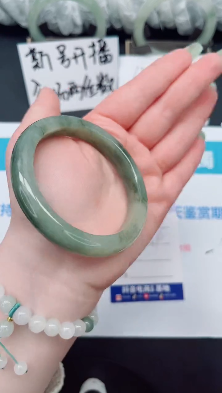 【闪购商品】石英质玉手镯未镶嵌b95