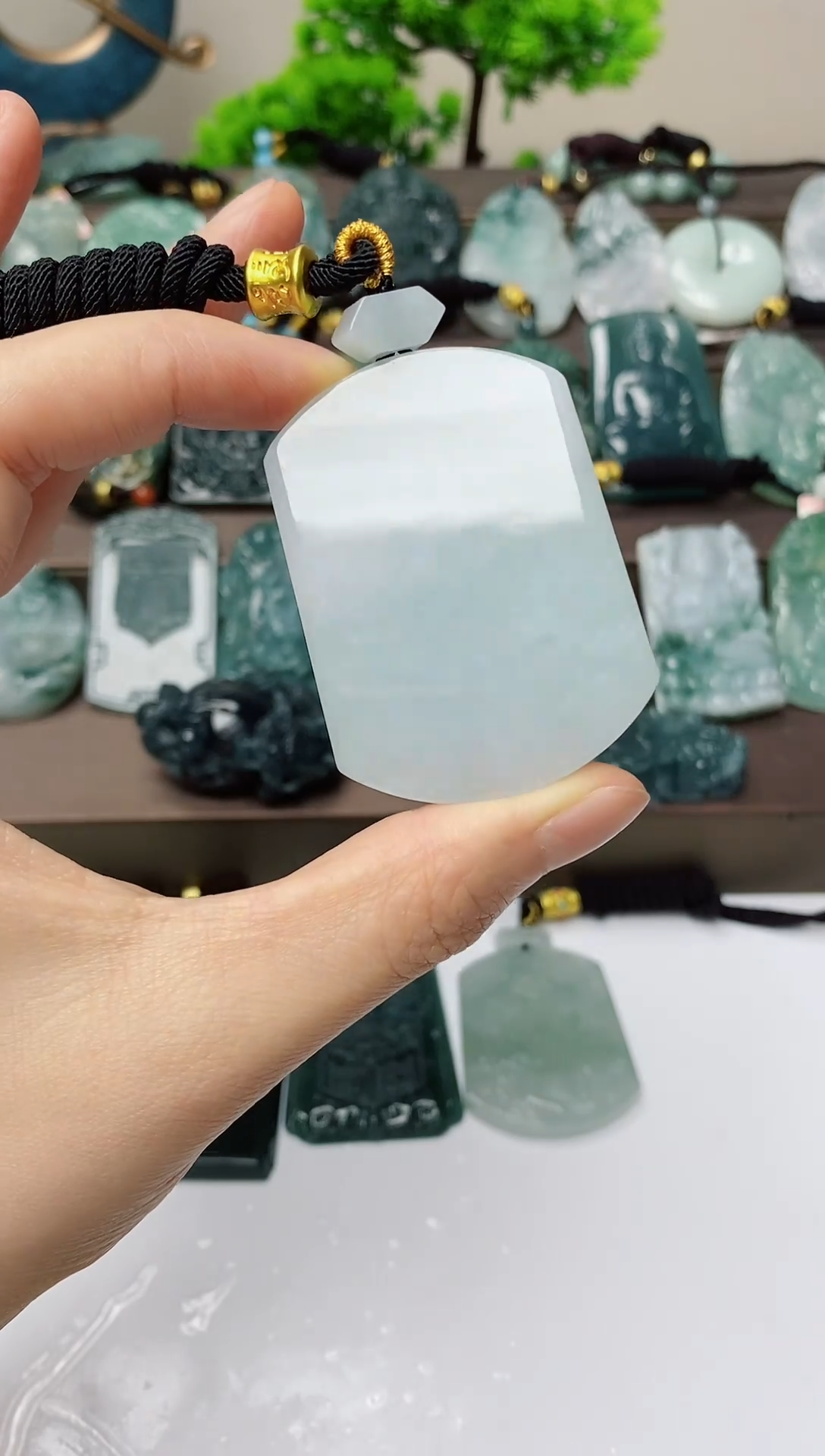 翡翠未镶嵌颈饰          