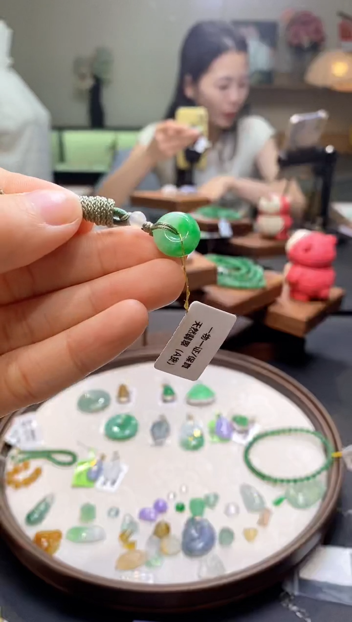 翡翠未镶嵌颈饰平安扣