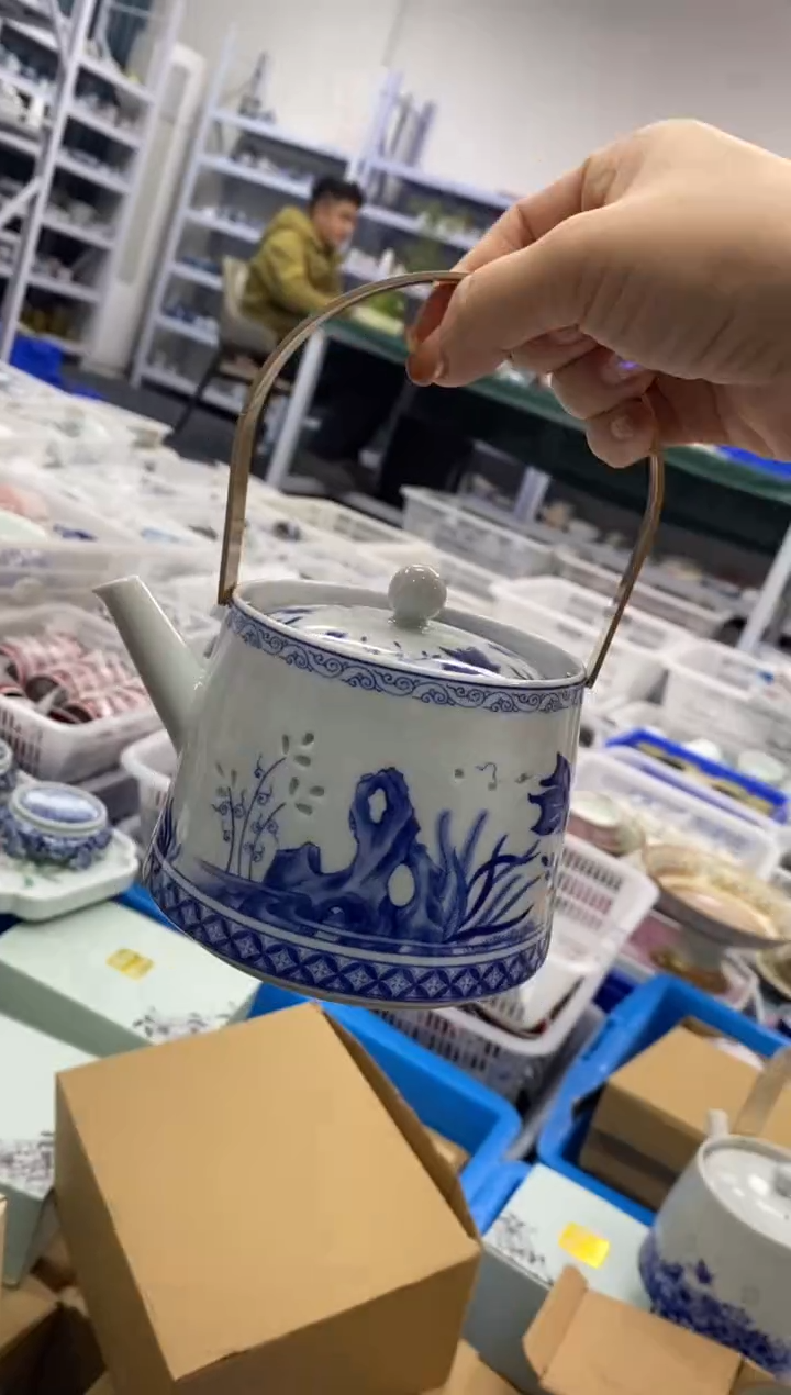 陶瓷青花玲珑提梁壶500毫升