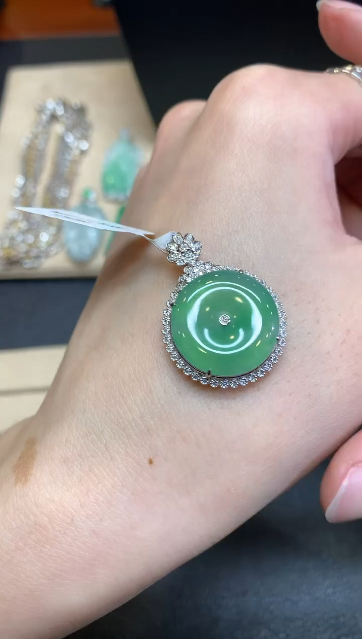 【闪购商品】翡翠颈饰18K金镶嵌平安扣【无服务费】