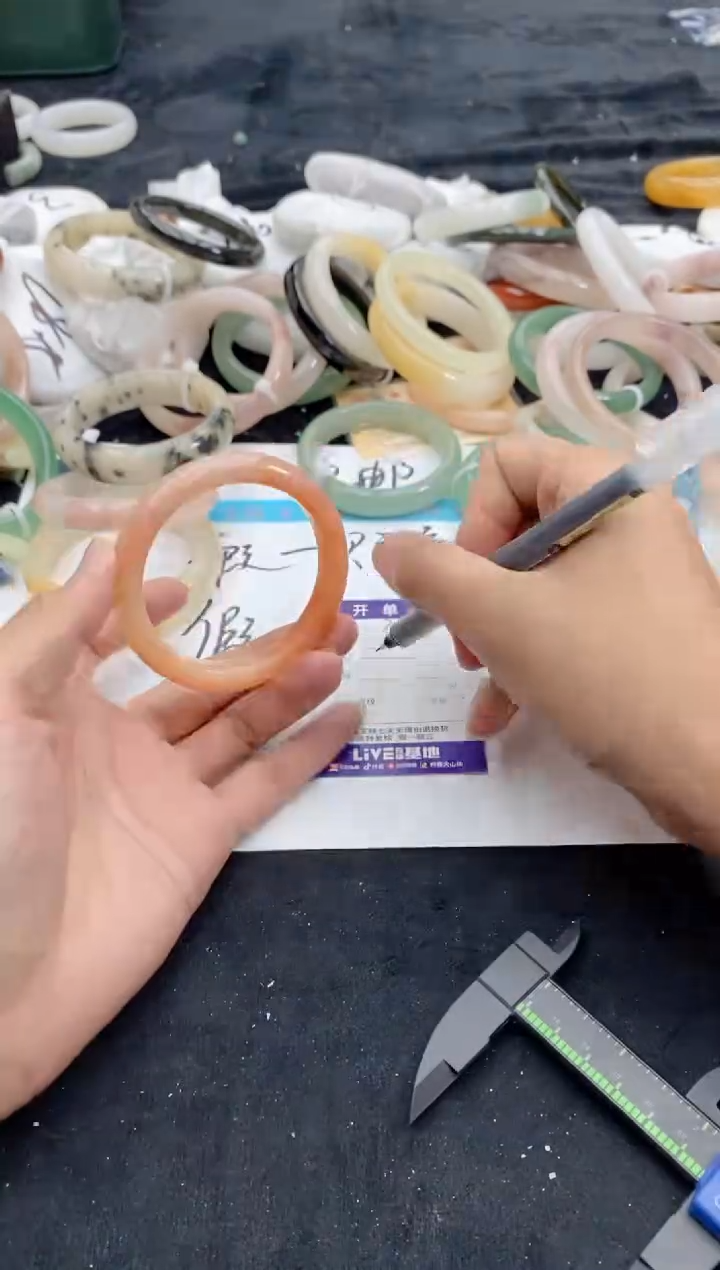 【闪购商品】石英质玉手镯未镶嵌74