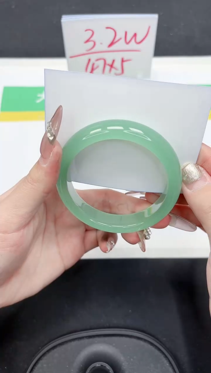 【闪购商品】石英质玉手镯未镶嵌98-58