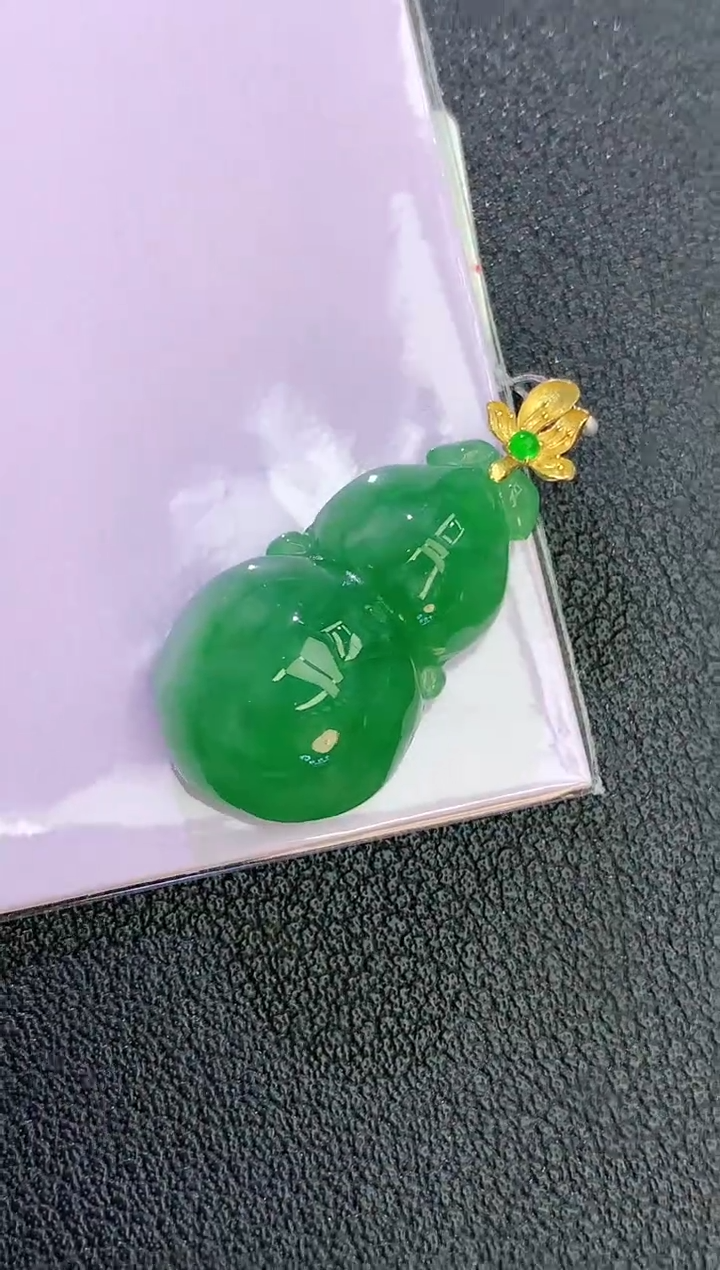 颈饰18K金镶嵌翡翠赠礼盒 麦麦