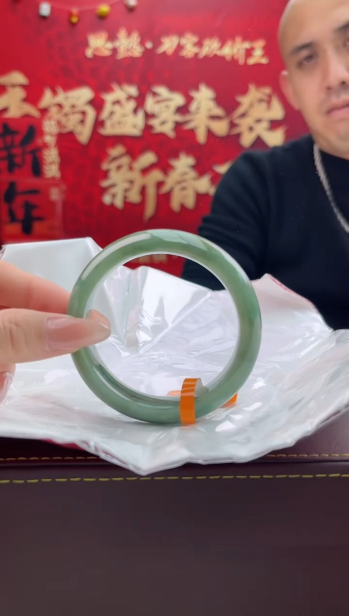 【闪购商品】翡翠手镯未镶嵌1翡翠手镯（微瑕）