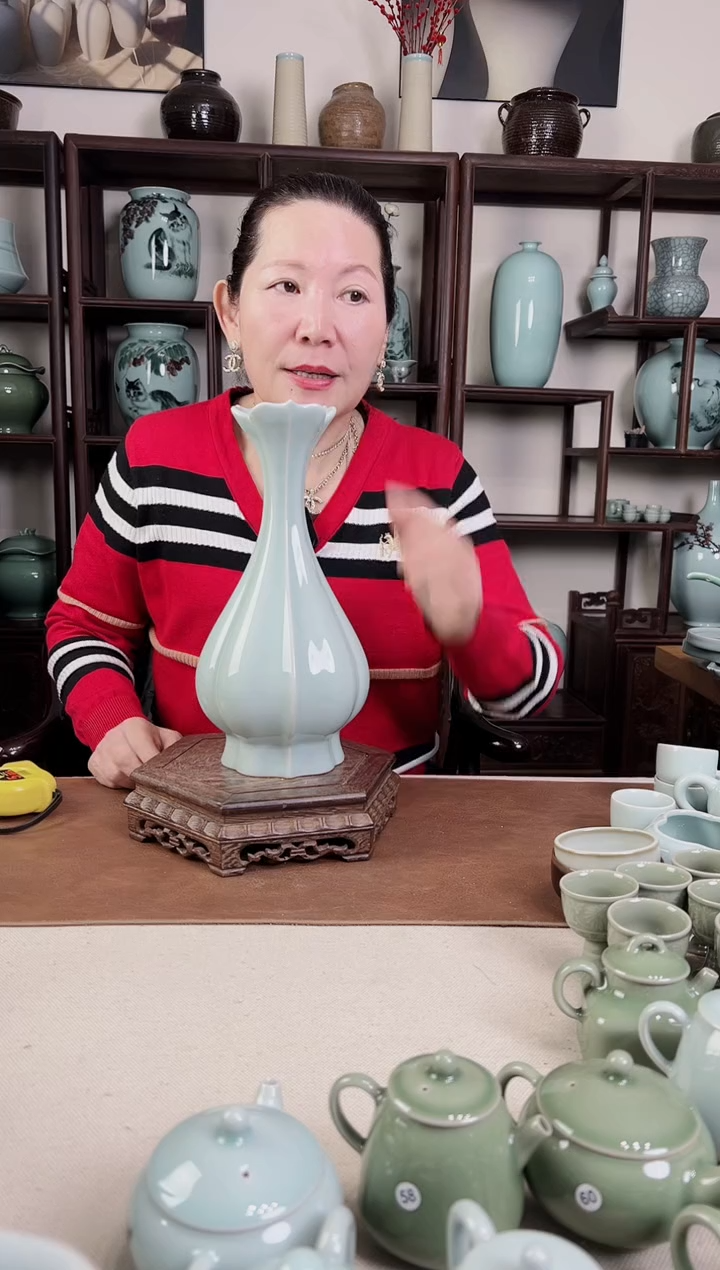 【闪购商品】杯粉青 瓜棱 花口瓶