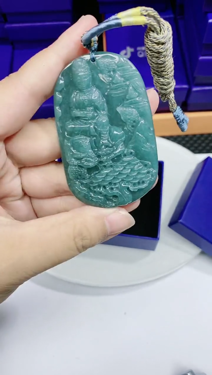 翡翠未镶嵌颈饰           