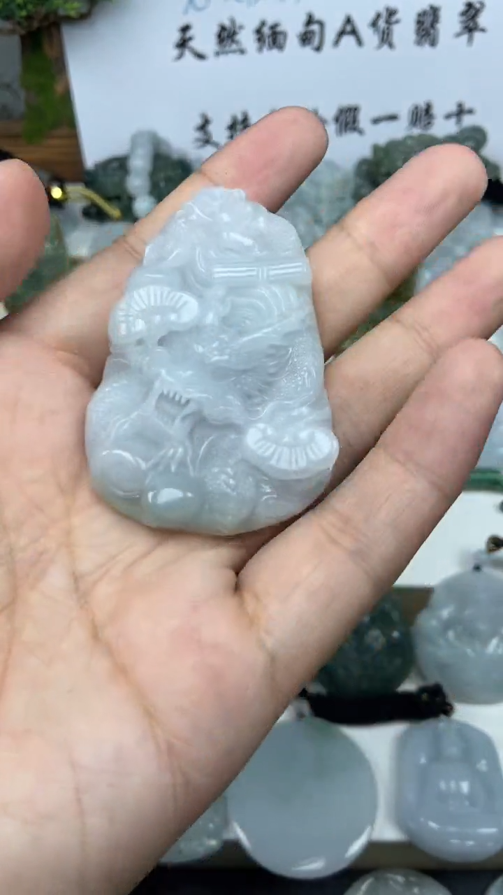 翡翠未镶嵌颈饰龙牌