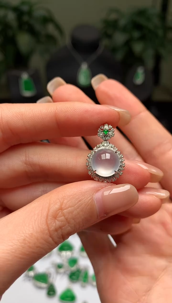 颈饰18K金镶嵌翡翠冰蛋