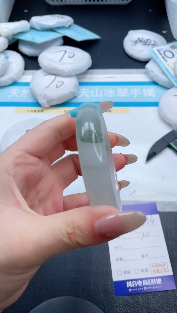 【闪购商品】石英质玉手镯未镶嵌6V54-56